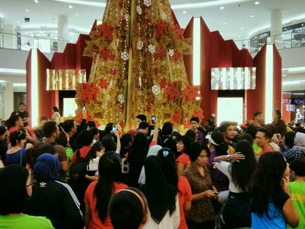 BTalentStudio's tweet photo. The crowd at @senayancity is just crazy about #ZumbOlga with @dahsyatnyaolga and @chandkelvin! http://t.co/5I0Q1bo7q7