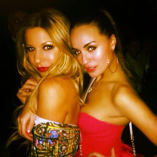 Pic of <a href="/HannahPRS/">Hannah Gray</a> and @Alana_Rogue last night <a href="/dstrktlondon/">DSTRKT London</a>