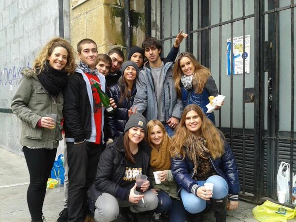 Audrey_O3's tweet photo. Gran día de Santo Tomás con la family http://t.co/zvDix17Dfs