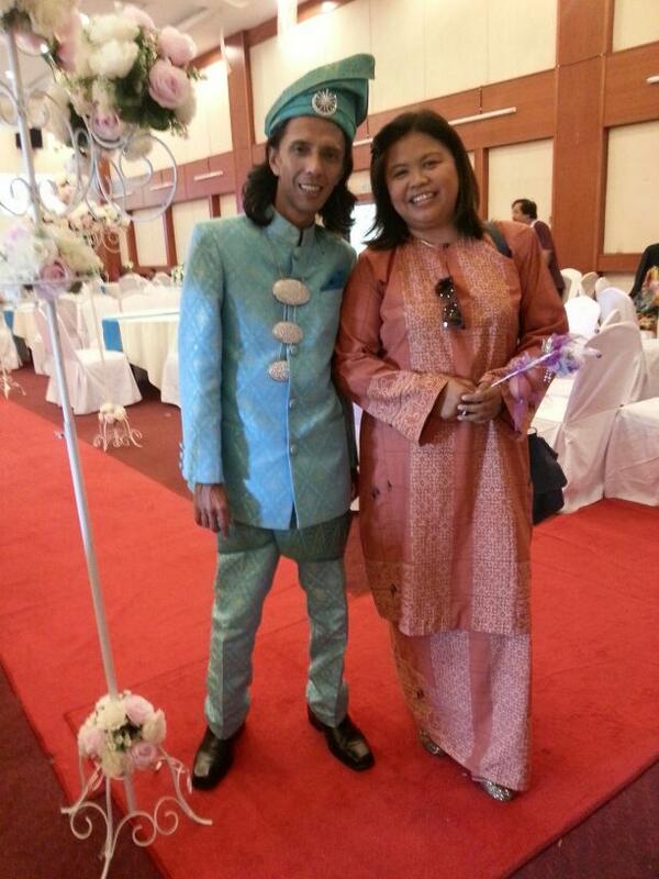 kam_2u's tweet photo. Selamat pengantin baru abg sim and Fatin, congrats... http://t.co/65YKgmDiLI