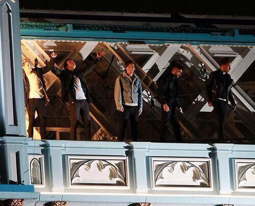 RT <a href="/1D_Swiss_Team/">Update & stuff</a>: #HQ OneDirection beim neuen Musikvideo-Dreh an der Themse in London #36 - S