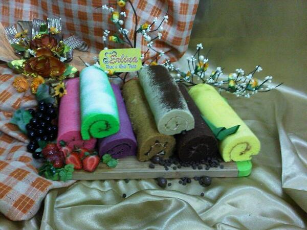 Ching_chunsa's tweet photo. Thanks :) yummy... Delicious cakes :) "@santoples: @Ching_chunsa happy bday, lads http://t.co/mPDQyRCYqQ"