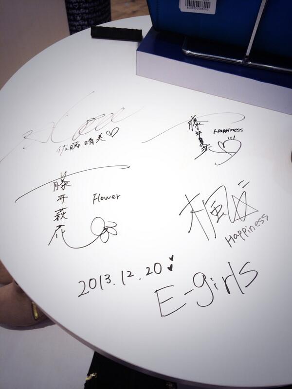 extr_324's tweet photo. 幕張のイオンのサマンサにサインあった(((o(*ﾟ▽ﾟ*)o))) http://t.co/J1I0THVycG