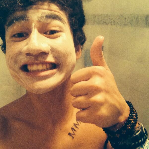 Calum Hood on X: "What happens when I stay at my sisters place lol  #exfoliation http://t.co/Yb2gsPD84T" / X
