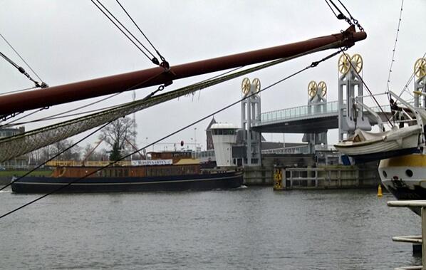Wie vaart er vanmiddag nog met ons onder de brug door. 14.30 uur vertrekken we.