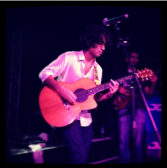 NikhilDsouzaFC's tweet photo. Our ROCKSTAR @NikhilDsouza5 during his concet in Dubai <3 http://t.co/MhZCe9RhId