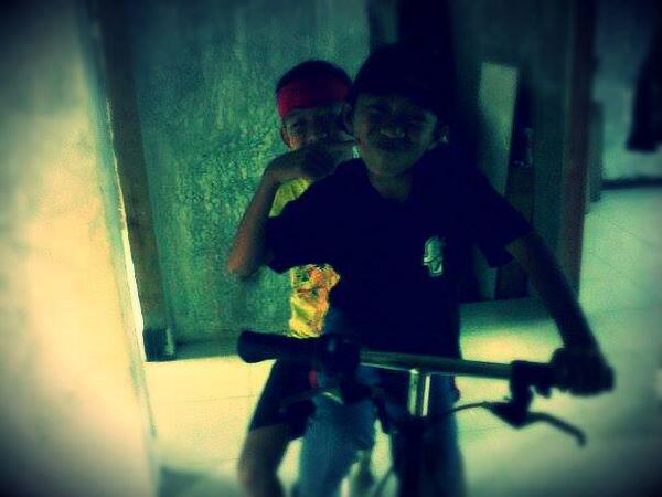 faizalpermana's tweet photo. Gaya anak Cuco http://t.co/PQ04EICaX4