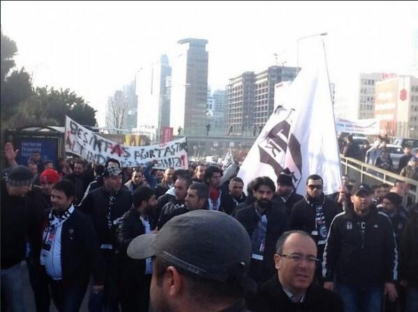 cArsi_Fans's tweet photo. Gerekirse Yakarız , Yıkarız ! http://t.co/nHMx1Yjt9o