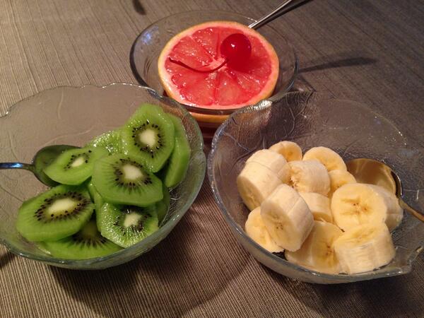 kruffe's tweet image. What my morning has consisted of this far. #breakfastprep #fruit