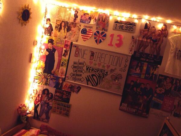 Heynagomi's tweet photo. My roomをChristmasっぽくしたかったからイルミネーションつけたよ🌟💗
光りすぎててよくわかんないかもしれないけど…

#なんか良いと思ったらRT
#こんな部屋でも引かないよっていう人Rt http://t.co/EQI9amhdNy