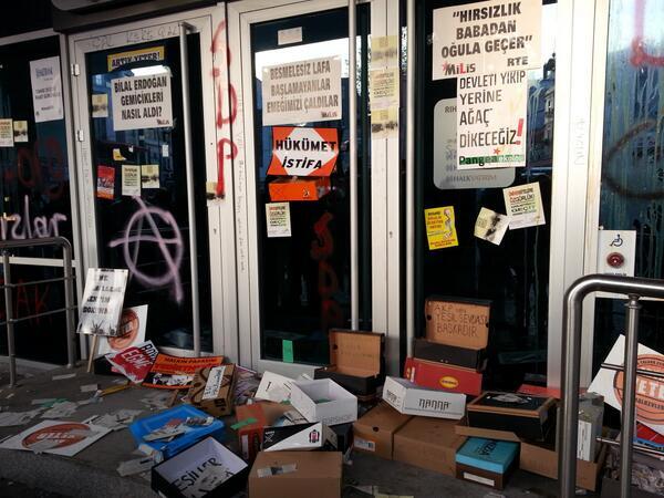 Kadıköy Halk Bankası, ayakkabı kutuları :)) #YolsuzluğaKarşıOmuzOmuza