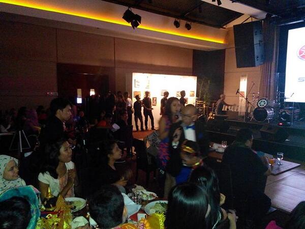 yamahaindonesia's tweet photo. Sambil menunggu persiapan Lyla malam ini. Mc sedang bertanya jawab dengan finalis #finalCreativeClass http://t.co/Fnr3hQolID