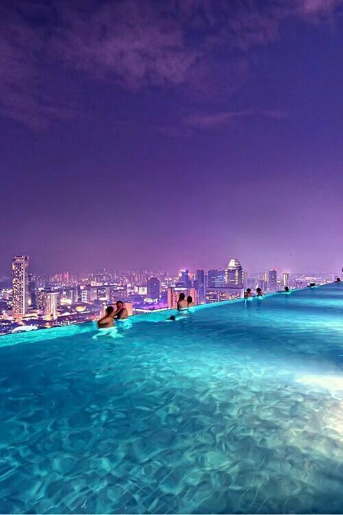 _Paisajes_'s tweet photo. Piscina sobre un rascacielos de Singapur. http://t.co/6asmKOPBP4