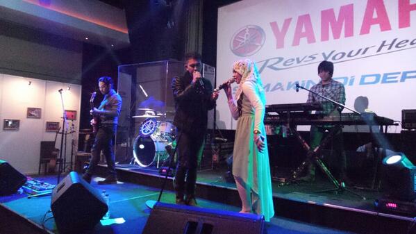 yamahaindonesia's tweet photo. Si Cantik Tamara duet dgn Lyla band, kereeen #finalcreativeclass @Y2CIndonesia http://t.co/2ZLqrk1lLq