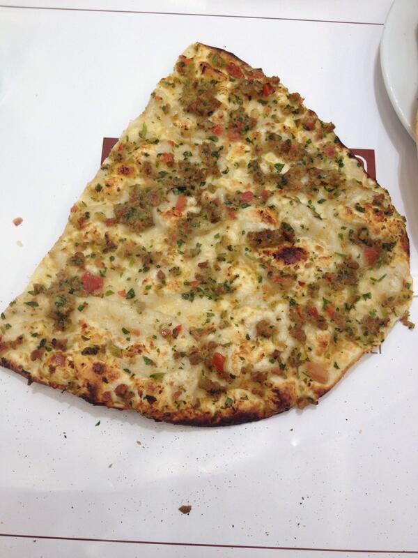 aLMaN_77's tweet photo. @GunaydnEt Lahmacun'un üzerindeki kiymayi gorebilen var mi!! Bu nasil bir lahmacun anlayisidir?? http://t.co/lQmQvqkNQX