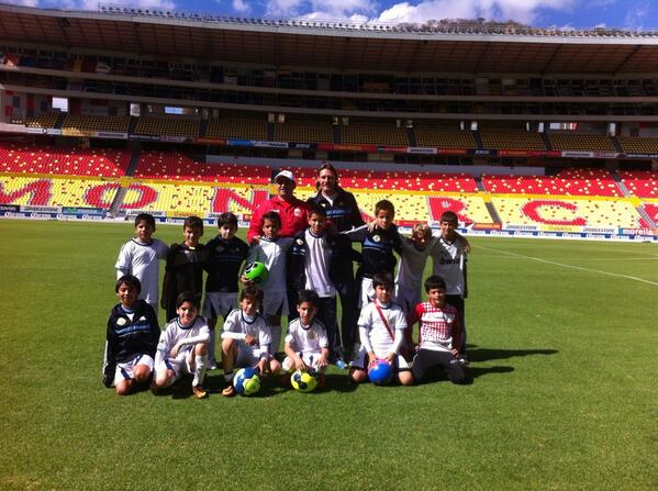 Escueladefutarg's tweet photo. Gracias al club Morelia , cuerpo técnico y jugadores, yfbadicaspor sus atenciones!!! Fue una experiencia inolvidable http://t.co/bXO3zNOUrg