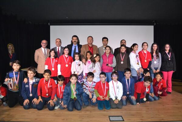 3 GÜNDÜR OKULUMUZDA DEVAM EDEN VE 650 ÖĞRENCİNİN KATILDIĞI KÜÇÜKLER SATRANÇ İL BİRİNCİLİĞİ, ÖDÜL TÖRENİYLE SONA ERDİ