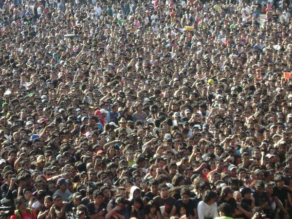 Население земли достигло 7 млрд человек. Земля и люди. Население земли достигло 7 млрд человек. Толпа людей на планете. Много людей на планете.