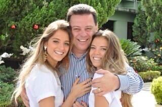 marconiperillo's tweet photo. Com minhas filhas Isabella e Aninha, hoje na porta do Palácio das Esmeraldas. Só alegria! Foto de Rodrigo Cabral. http://t.co/fka2z5UrvS