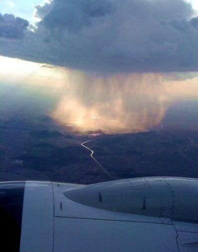 La pluie vue depuis un avion.