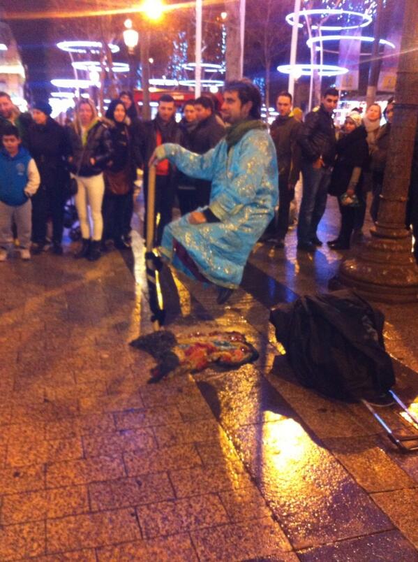 regentsandy's tweet photo. Y'a un homme qui vole a Paris !??? Lol http://t.co/0FRmkVZUuU