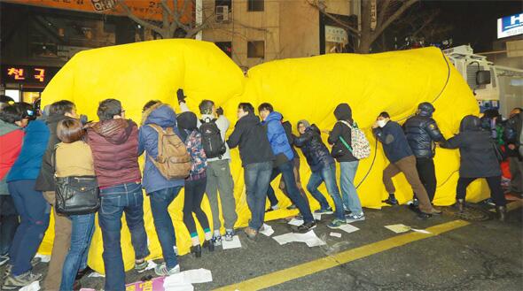 #민영화반대.22일 민노총 본부에 경찰이 강제진입했다는 소식을 들은 시민들이 속속 모여들었다. “달콤한 휴일, 잠시 짬을 내서 민주노총으로 와 주십시오”라는 신승철 민주노총 위원장의 호소에 화답한 시민들이었다.
