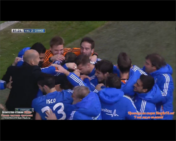 Fau1024's tweet photo. Brutal imagen de Zidane celebrando el gol con los jugadores http://t.co/jUumBJgaJs