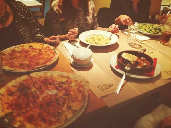 elsasangil's tweet photo. Cena de Navidad con las más cotillas ✌️@isa_sierra10 @alisugus @miriam_lh92 #coral #crispi http://t.co/Ml10IncPaH