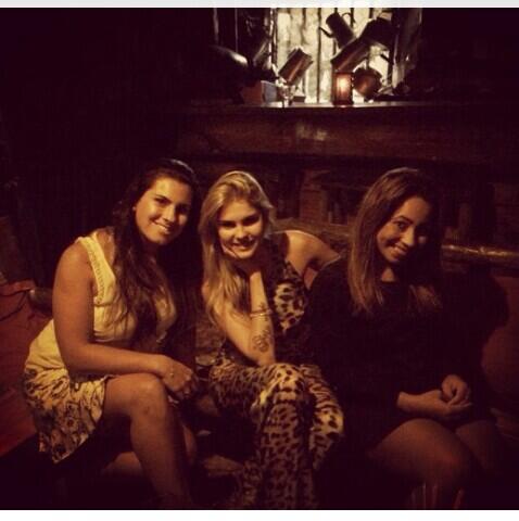 Team_Bateus's tweet photo. RT @Barteus_BigLove: Baby e amigas http://t.co/StorvnEZSu"