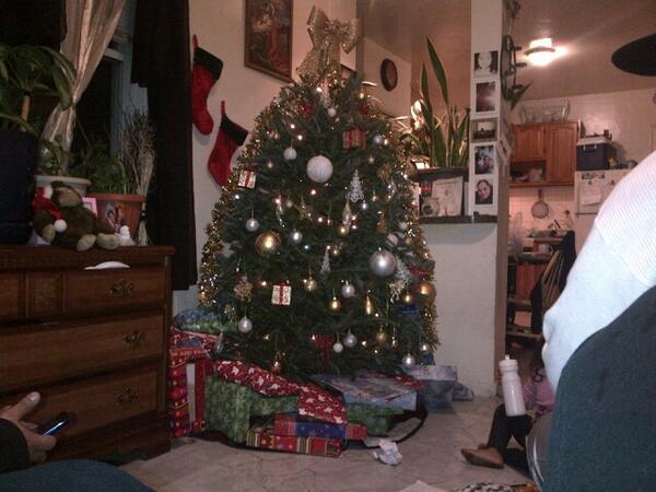 Elisaa_Munet's tweet photo. My christmas tree is so cute http://t.co/HvDg7NMUKS