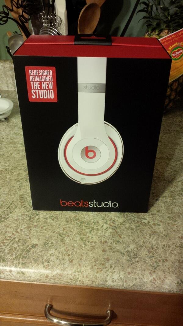 dirtydoan's tweet photo. @KateSchlosser1 your the best girl friend in the whole wide world!! #earlychristmaspresent #beatsbydre http://t.co/SYU60BxVDp