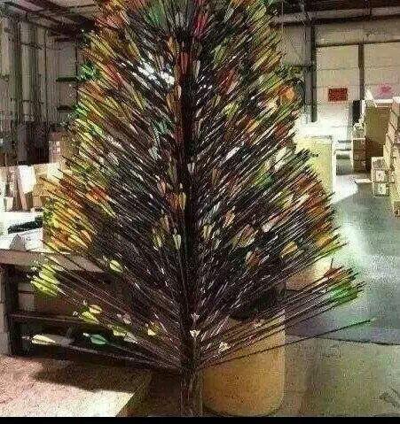 TodoTWD's tweet photo. El árbol navideño de Daryl... http://t.co/0BNN9SZMXI
