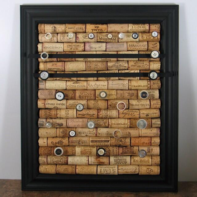 暮らし 雑貨 アイディア集 アクセサリー収納 ディスプレイのdiyアイディア コルクを敷き詰めた額にボタンなどを使って作った画鋲を刺します リボンを使えば ピアスもディスプレイできます T Co Lvua0qdnqo T Co Uu1tdmreic Twitter