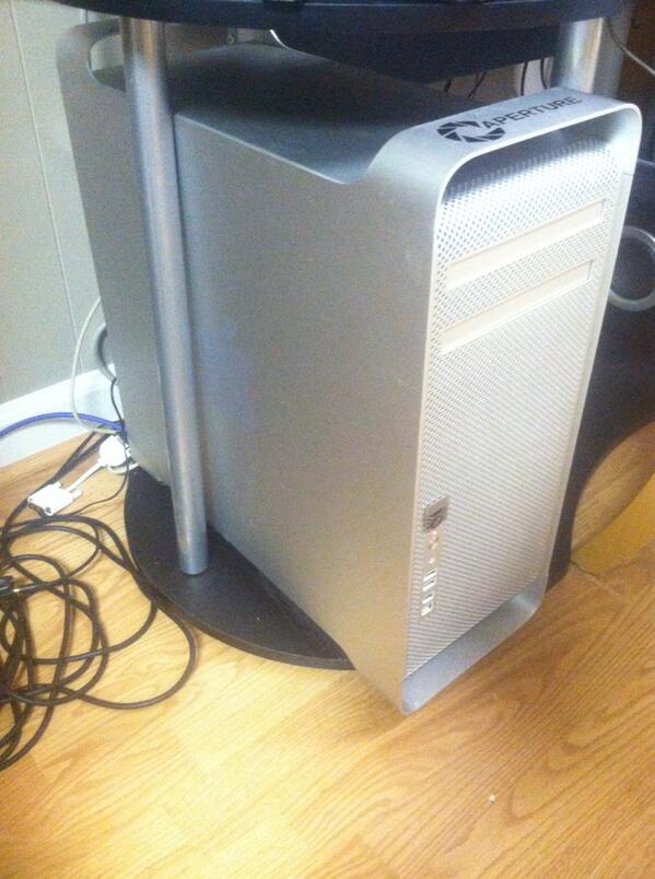 40h4's tweet photo. @SwimKid13 #MacPro http://t.co/sXZFyPEX98