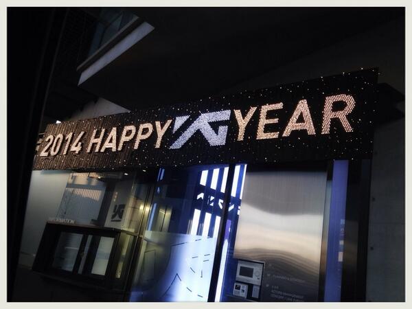 krungy21's tweet photo. 우와!!! 우사소!!! 우리 사옥을 소개합니다~ 연말연시 와이지에도 연말느낌이 물씬 나네요! ^.^ http://t.co/rSVANTrY2i