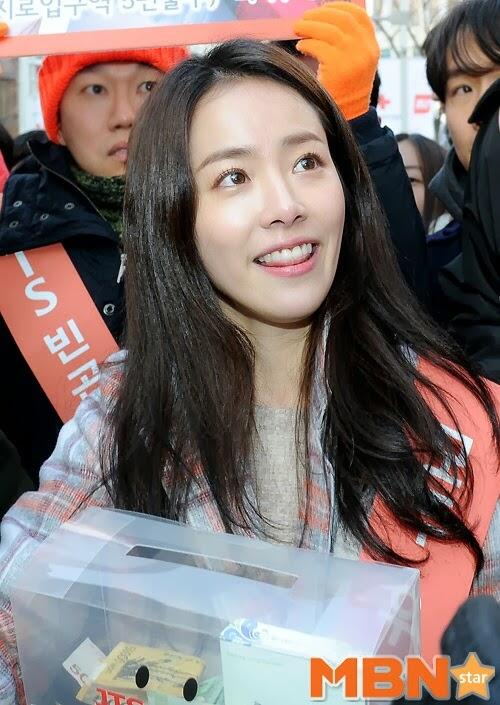 trendtok's tweet image. [MBN Photo] Han Ji Min ‘Menggalang Dana dengan Senyum Cerah’ #kartist #trendtok trendtok.co.id/2013/12/mbn-ph…