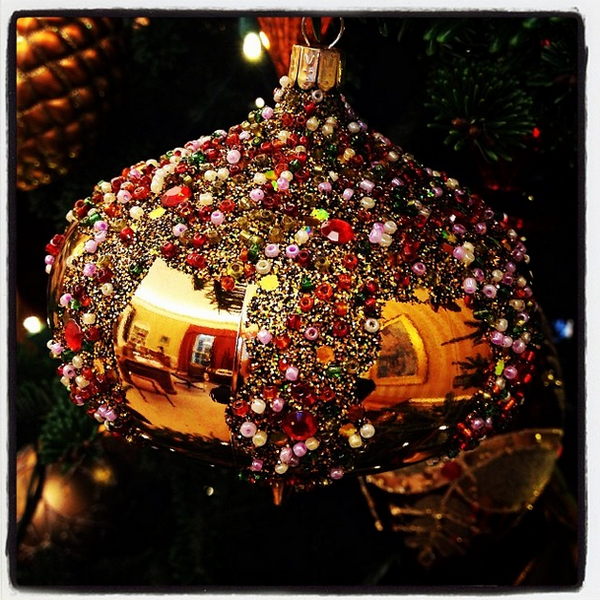ObamaWhiteHouse's tweet photo. Reflecting in the Oval. http://t.co/4yfU0WJND0
