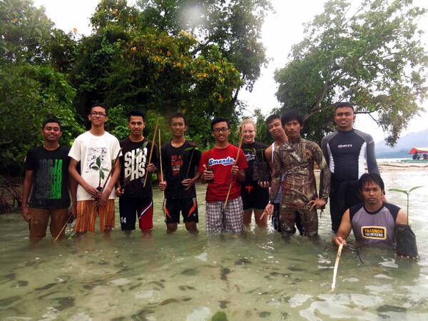doni_widyasmoro's tweet photo. thanks buat temen2 @smandaBDL yg udah menanam mangrove bareng kami cc : @DeeDitta @cximpance_ghe @LOAD_EduTourism http://t.co/ul5tjvJhMQ