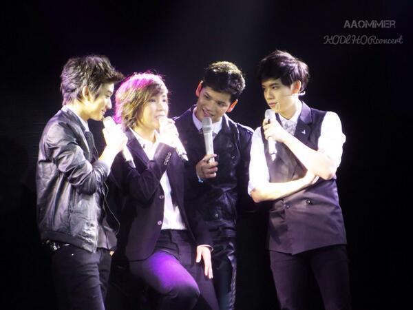 realmermmer's tweet photo. ผู้หญิงที่น่าอิจฉาที่สุดในคอนเสิร์ต พี่โรส~ #kodlhorconcert @frame_fanclub @Tao_AF8_FC @KachaAF8_FC http://t.co/EwnVdI2MPy