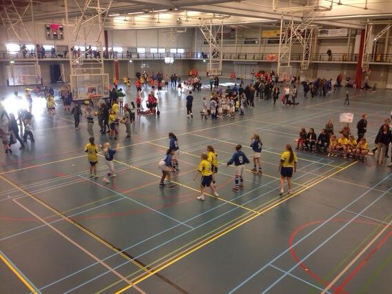 Ons damesteam flink in actie bij het basketbaltoernooi!