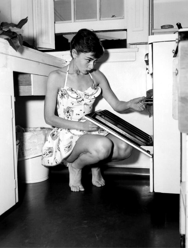 HistoryNeedsYou's tweet photo. Audrey Hepburn looking enchanting in the kitchen - portrait #photography by #Karsh http://t.co/lFkuk2R45m