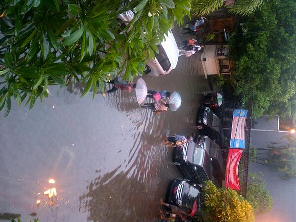 tfachry's tweet photo. Kampus tercinta kebanjiran!!hahaha http://t.co/g4P0i8ewBb