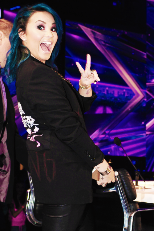 warriorsince92's tweet photo. #DEMlin2013 do you know this girl? she's @ddlovato. she's perfect and always will be. ☮ ✌ http://t.co/sMeTjstVHL