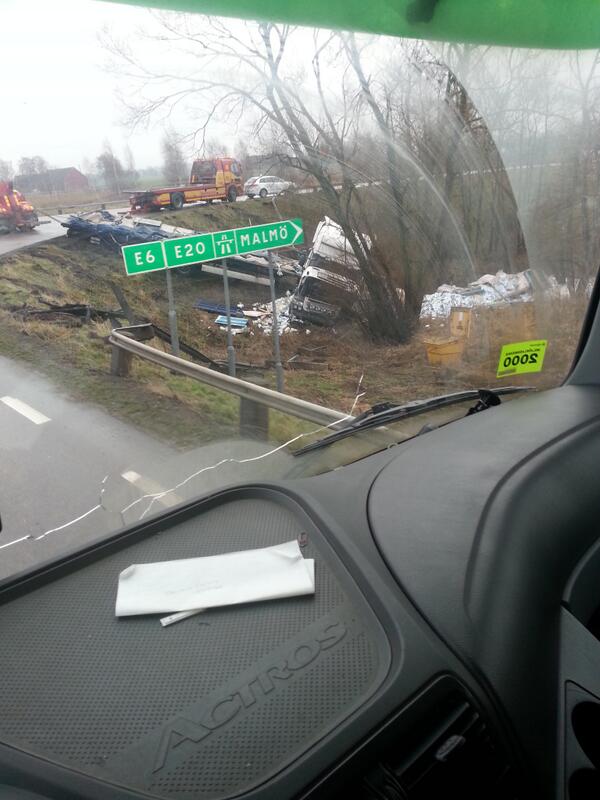 BudcomAB's tweet image. Var tog vägen vägen, jag åker på en åker...... Hoppsan, tur det inte var en av våra lastbilar.