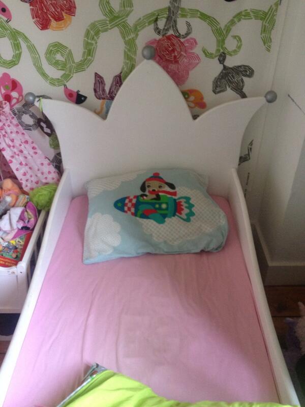 eefjevangorp's tweet photo. Prinsessenbed te koop met bankje, matras, dekbed en kussen! T.e.a.b. http://t.co/crQWDjGtmO
