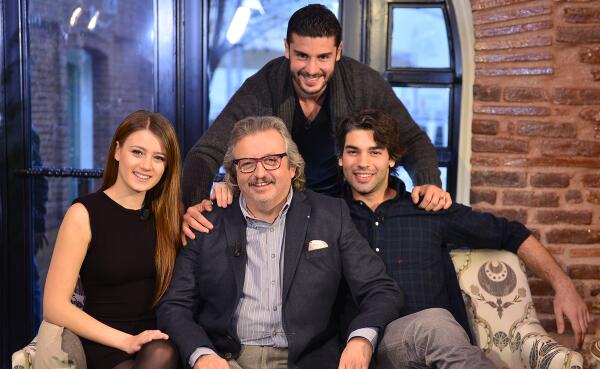 umudumvarstar's tweet photo. Umut, Ozan ve Hakan’lı aşk üçgeninin arasına Kenan Erçetingöz girerse ne olur?
http://t.co/7XrWNt2yDb @Yuz_Yuze http://t.co/daeRpyM4ZG