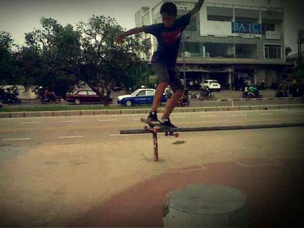 wearen0tfriends's tweet image. @skatingcentral hahah frontside boardslide for the first time