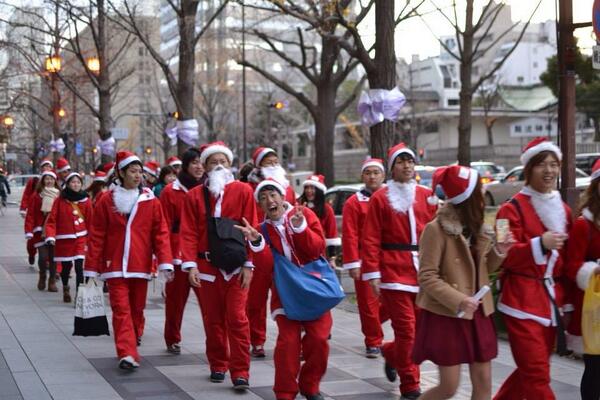 theuw723's tweet image. “@hrd_k: さんたくうぉーくわず！#さんたくうぉーく http://t.co/nMzYrMrV22”
この右端のサンタばりよしきに似てる笑