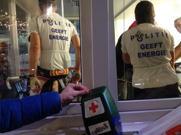 WEPolitie's tweet photo. Megabedrag gedoneerd! Stand: € 43.806. Nu komt het erop aan, naar de 50! http://t.co/Tku7zBPkOP #SR13 #politie pls RT http://t.co/hVIB5svIJK