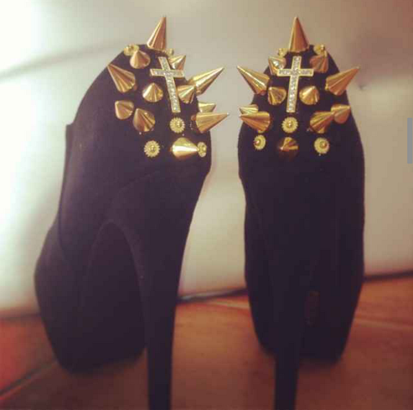 rubenjaviermoda's tweet photo. Botines negros decorados con tachas doradas y cruz de cristal..... chulisimos http://t.co/kLbberoExq